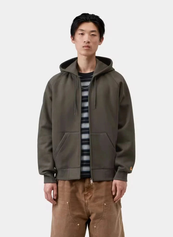 Carhartt WIP - चेज़ ज़िप-अप स्वेटशर्ट | गहरा भूरा