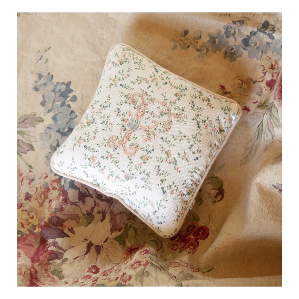 Editions Aimable - Fawn Clovis तकिया | Bouquet Gauze