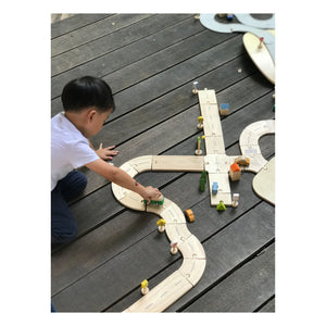 Plan Toys - लकड़ी का कार ट्रैक और सहायक उपकरण