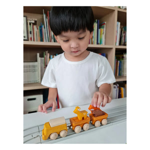 Plan Toys - लकड़ी की मालगाड़ी