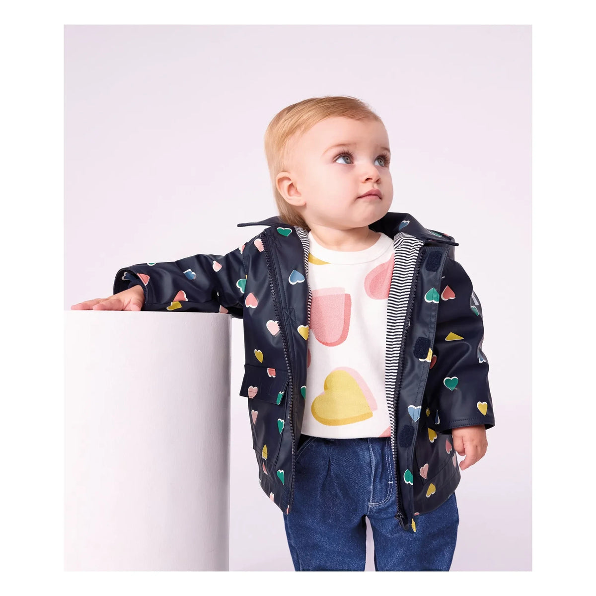 Petit Bateau - बच्चों का प्रतिष्ठित हार्ट-पैटर्न वाला रेनकोट | गहरा नीला