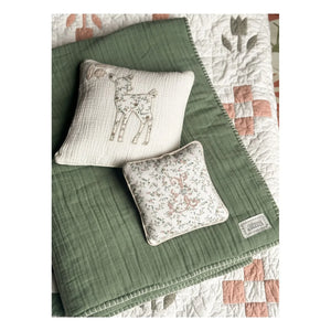 Editions Aimable - Fawn Clovis तकिया | Bouquet Gauze