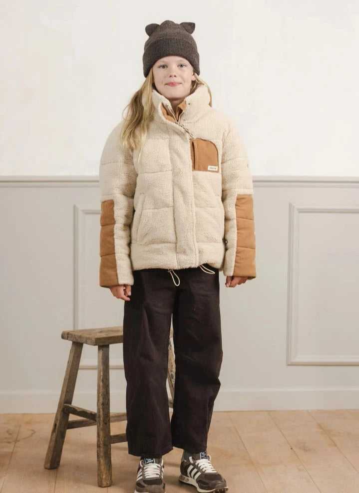 Töastie - रीसायकल किए गए फाइबर पोलर अस्तर वाली हेलिक्स पैडेड जैकेट | रेत (सैंड)