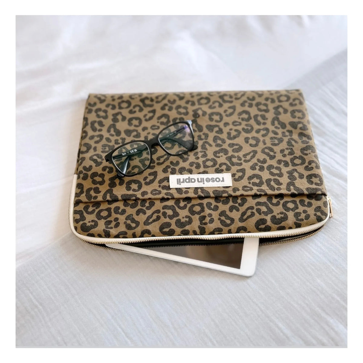 Rose in April - Graou लैपटॉप स्लीव | जैतून