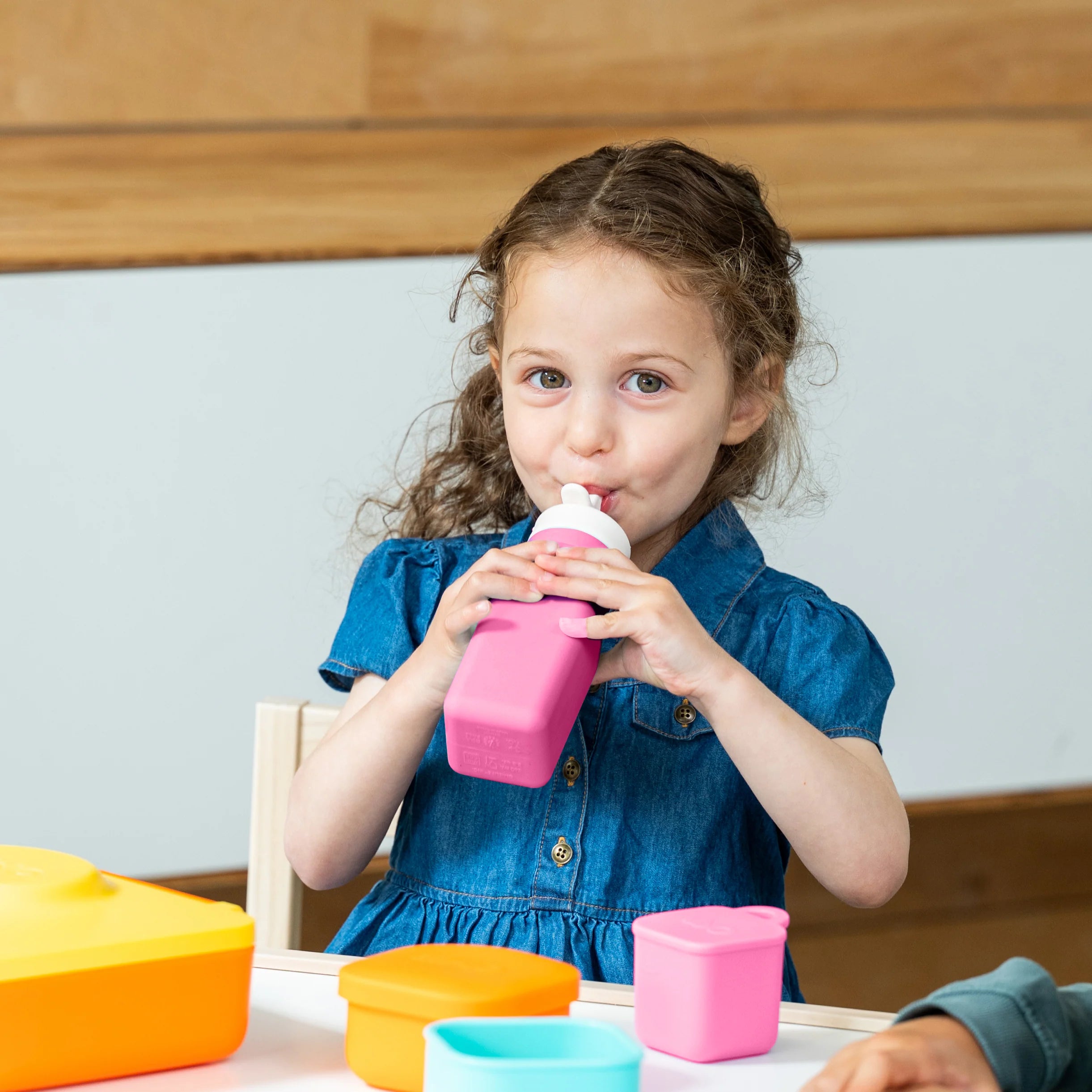 Omiebox - OmieBottle BPA मुक्त सिलिकॉन पानी की बोतल गुलाबी