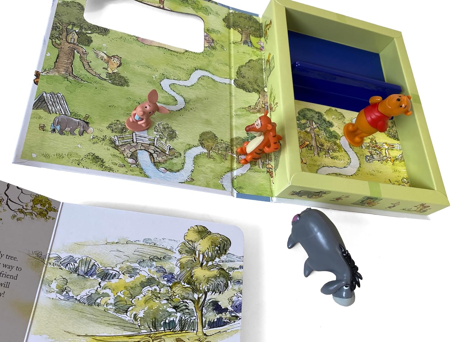 Phidal - विंनी द पू टेटल टेल्स फिगर खिलौना वाला अंग्रेज़ी गतिविधि और कहानी पुस्तक