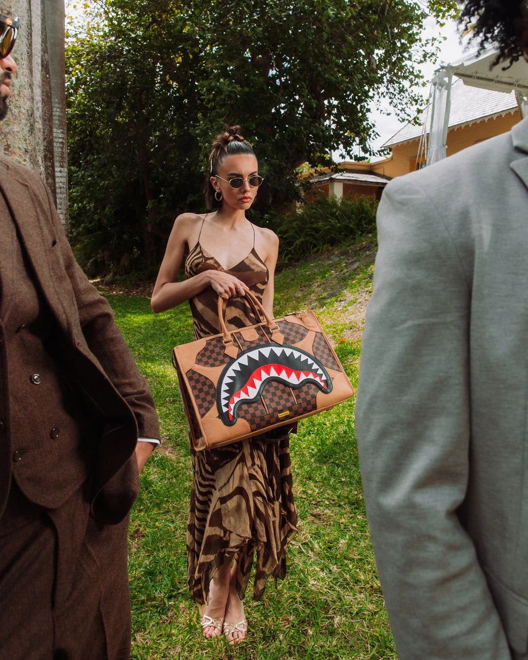 Sprayground - हेनिविल पिरामिड डफल बैग