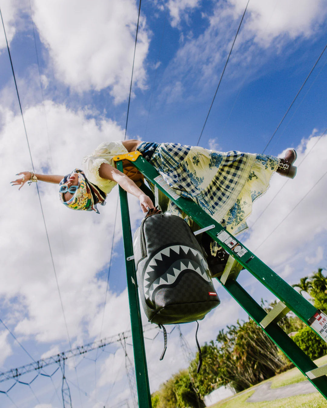 Sprayground - लाइट्स आउट पेरिस में शार्क बैकपैक