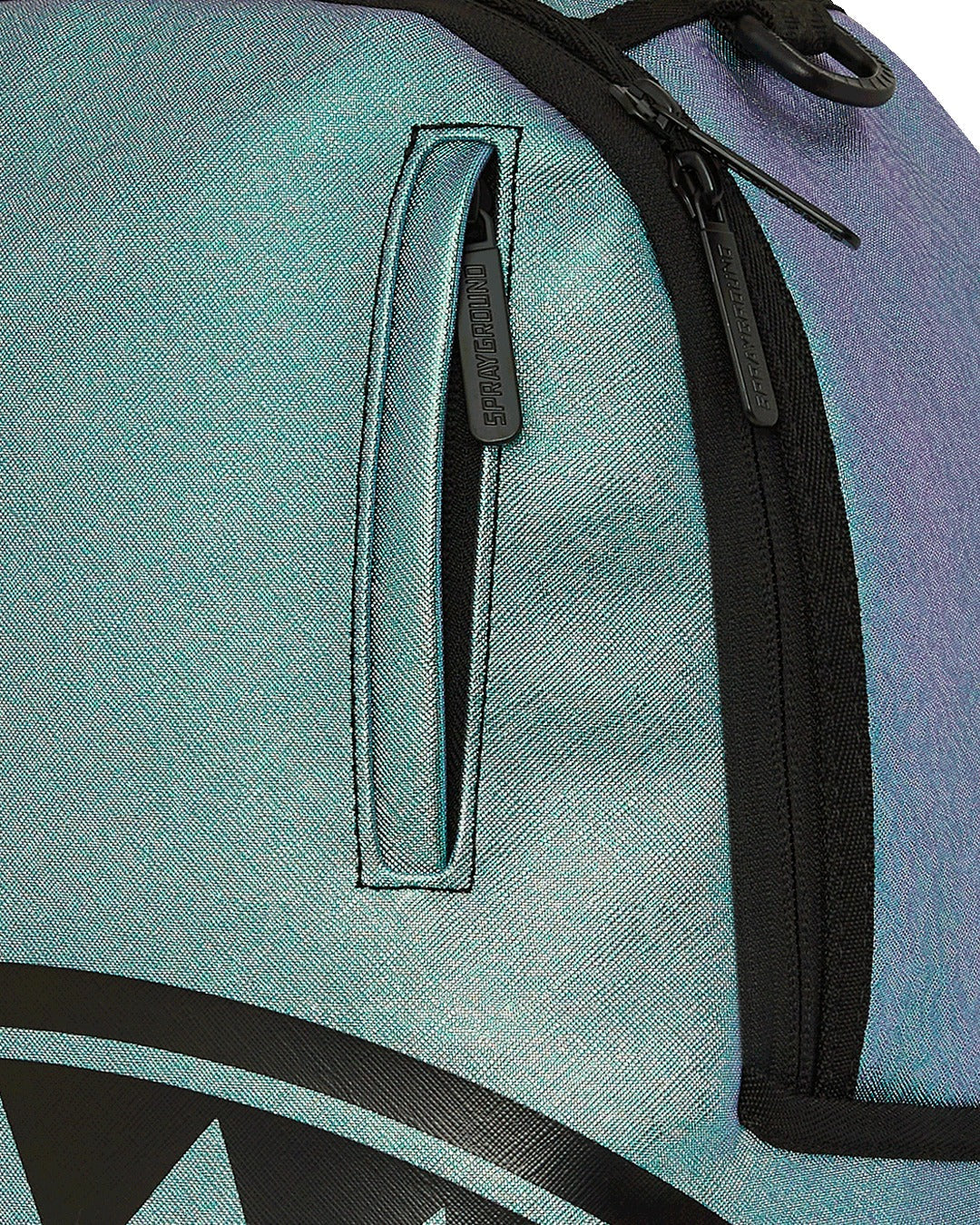 Sprayground - शार्क सेंट्रल ऑयल स्टीक डीएलएक्सस बैकपैक