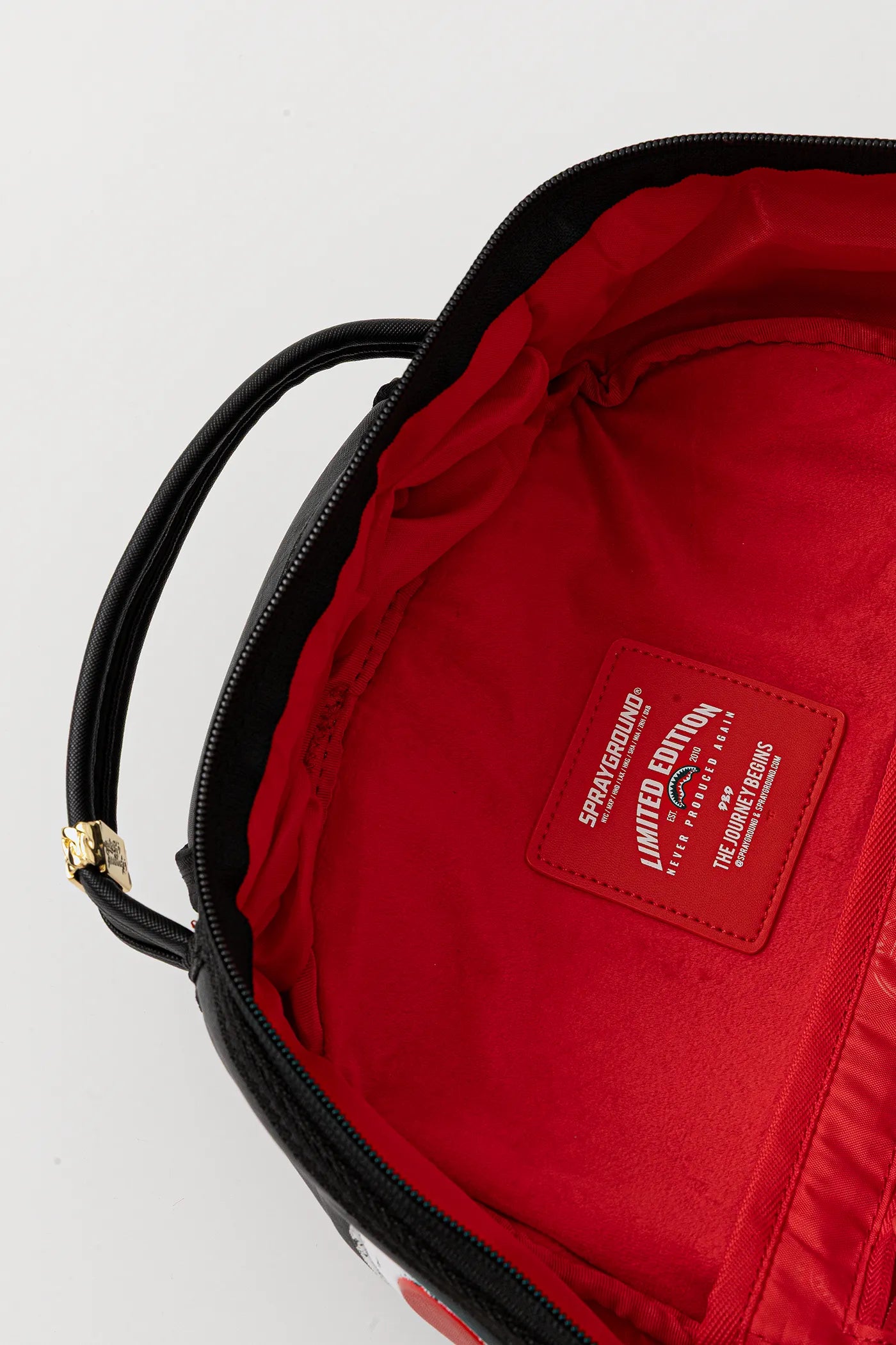 Sprayground - स्नूपी पेंटिंग शार्क Dlxsv बैकपैक