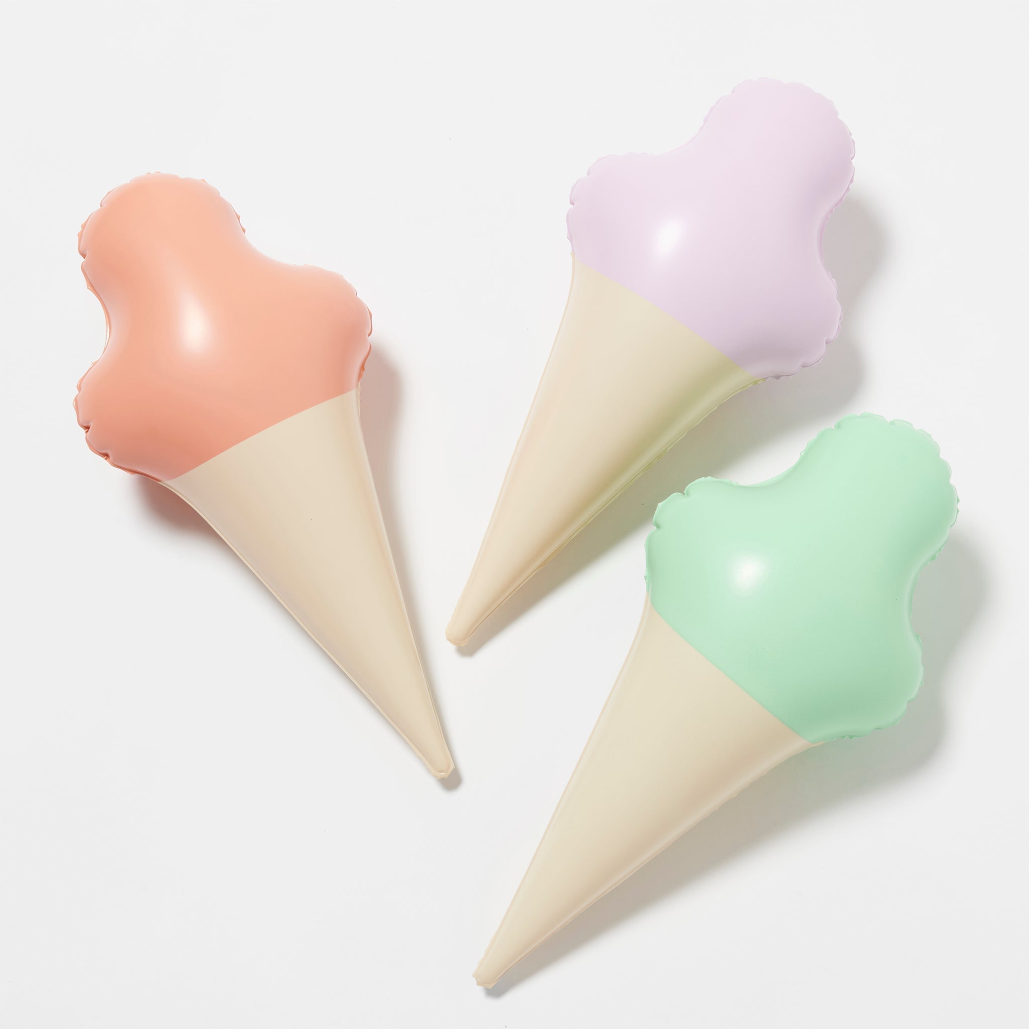 Sunnylife - बच्चों के लिए समुद्र तट और बगीचे का फुलाने वाला आइसक्रीम विक्रेता खेल सेट