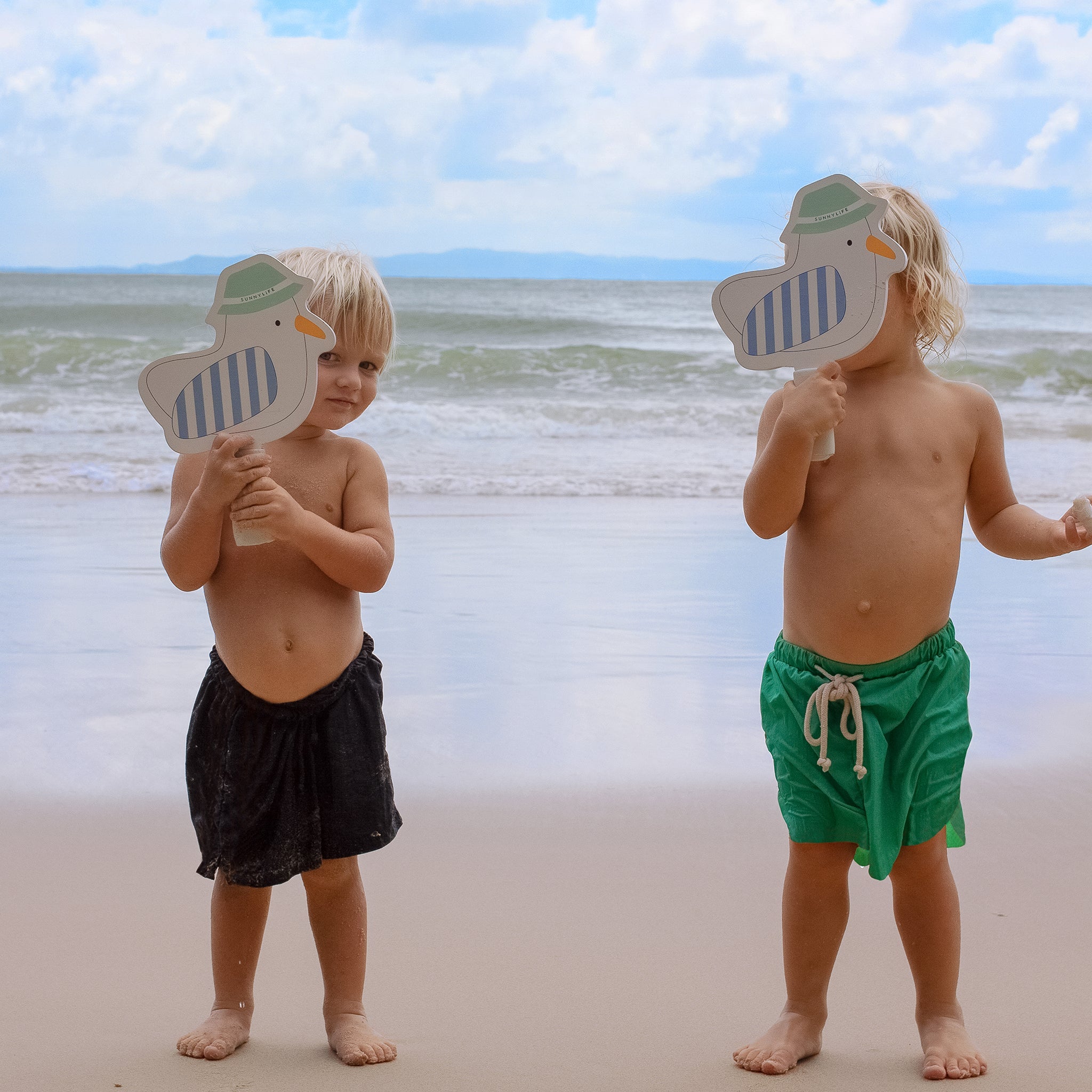 Sunnylife - बच्चों के लिए समुद्र तट चिपकने वाला टेनिस रैकेट सेट