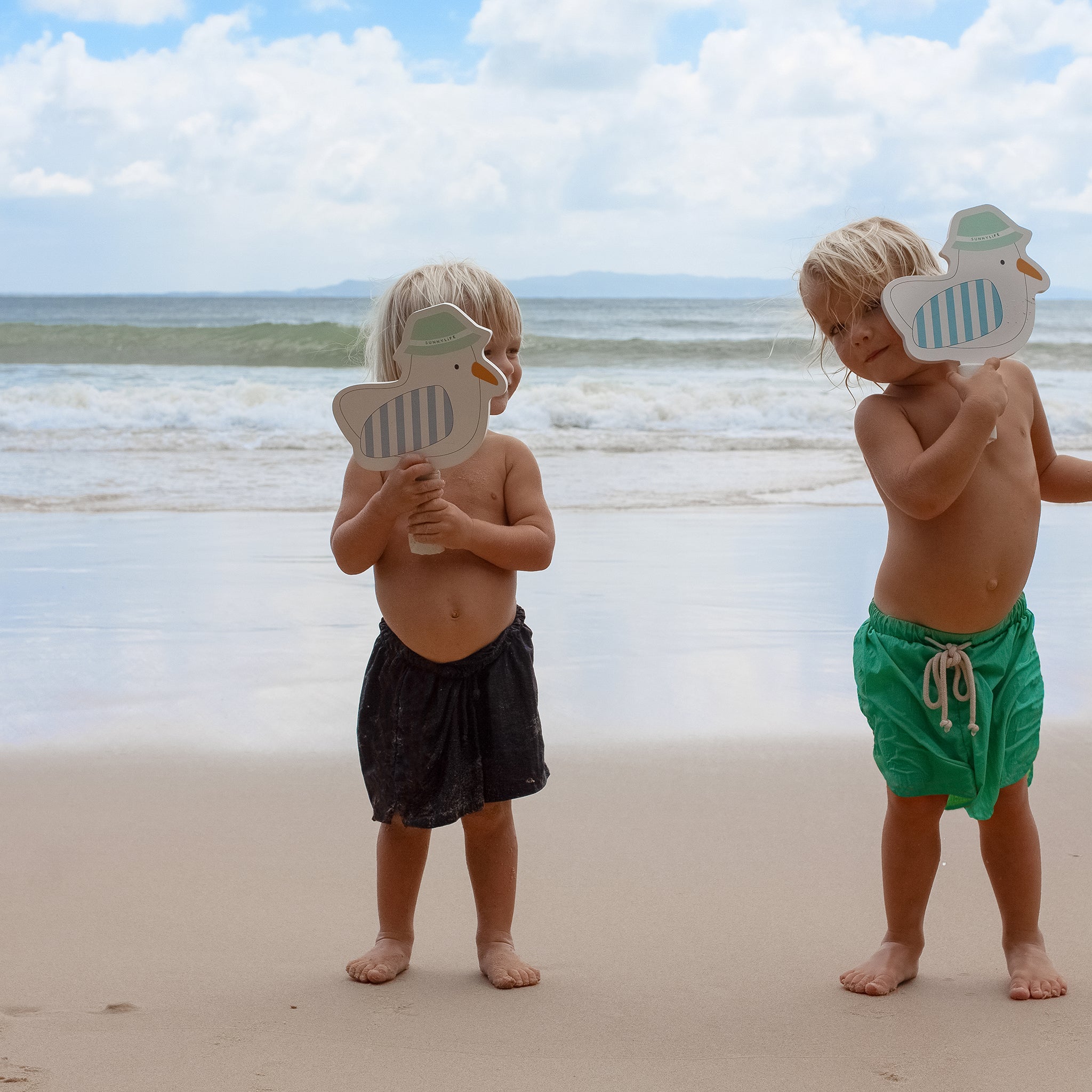 Sunnylife - बच्चों के लिए समुद्र तट चिपकने वाला टेनिस रैकेट सेट