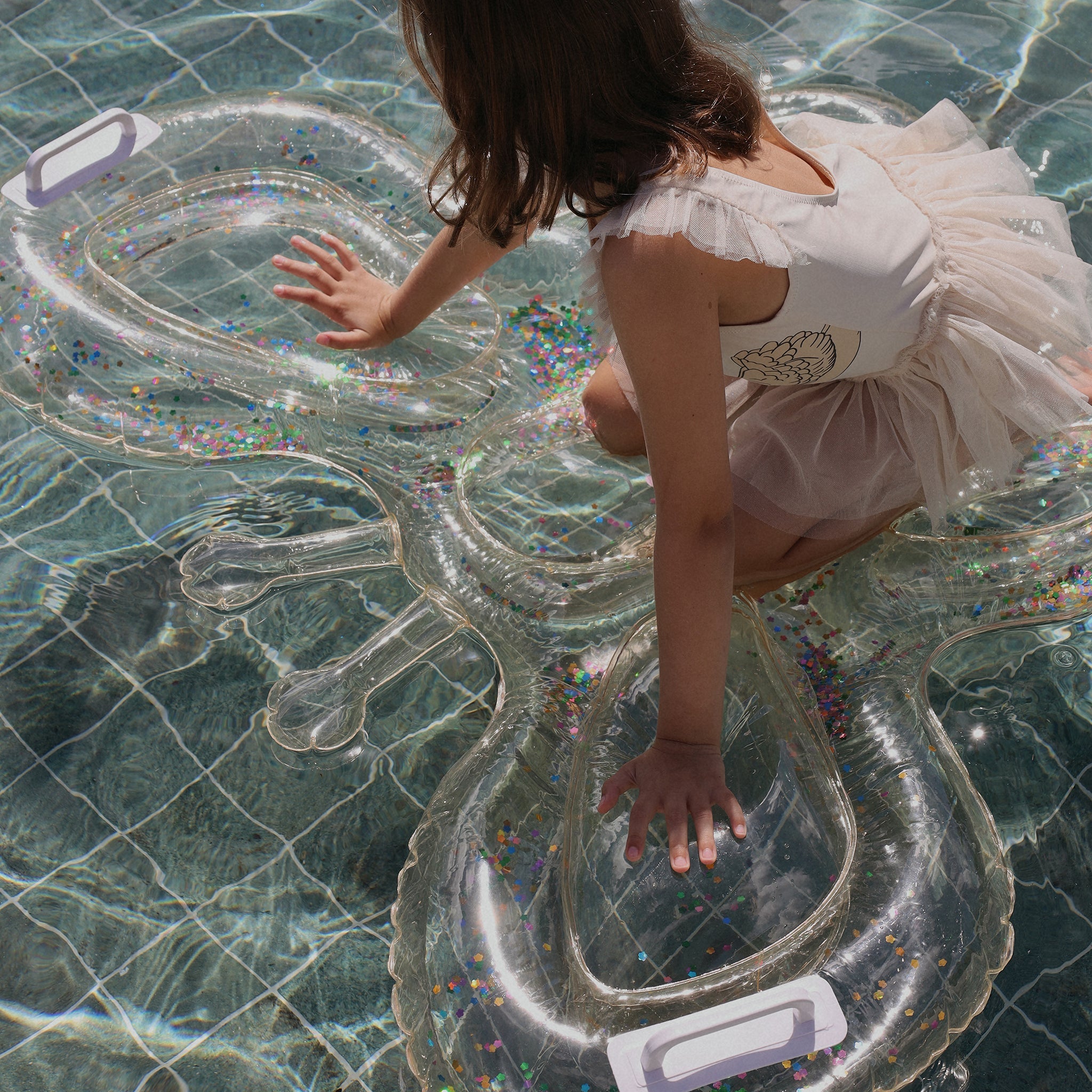 Sunnylife - कॉटन कैंडी बच्चों के तितली समुद्र और पूल गद्दा