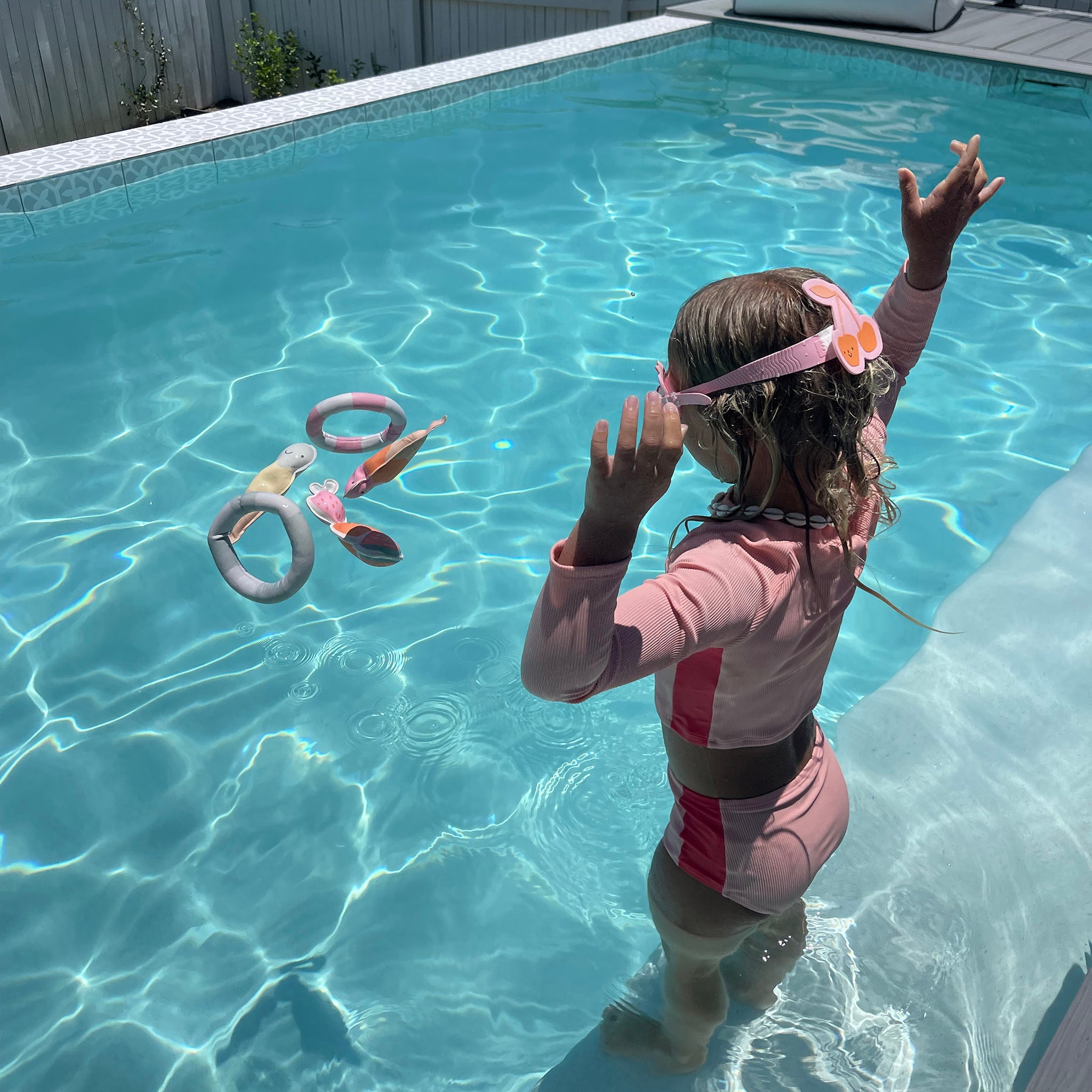 Sunnylife - कॉटन कैंडी समुद्र और पूल डाइविंग खिलौने