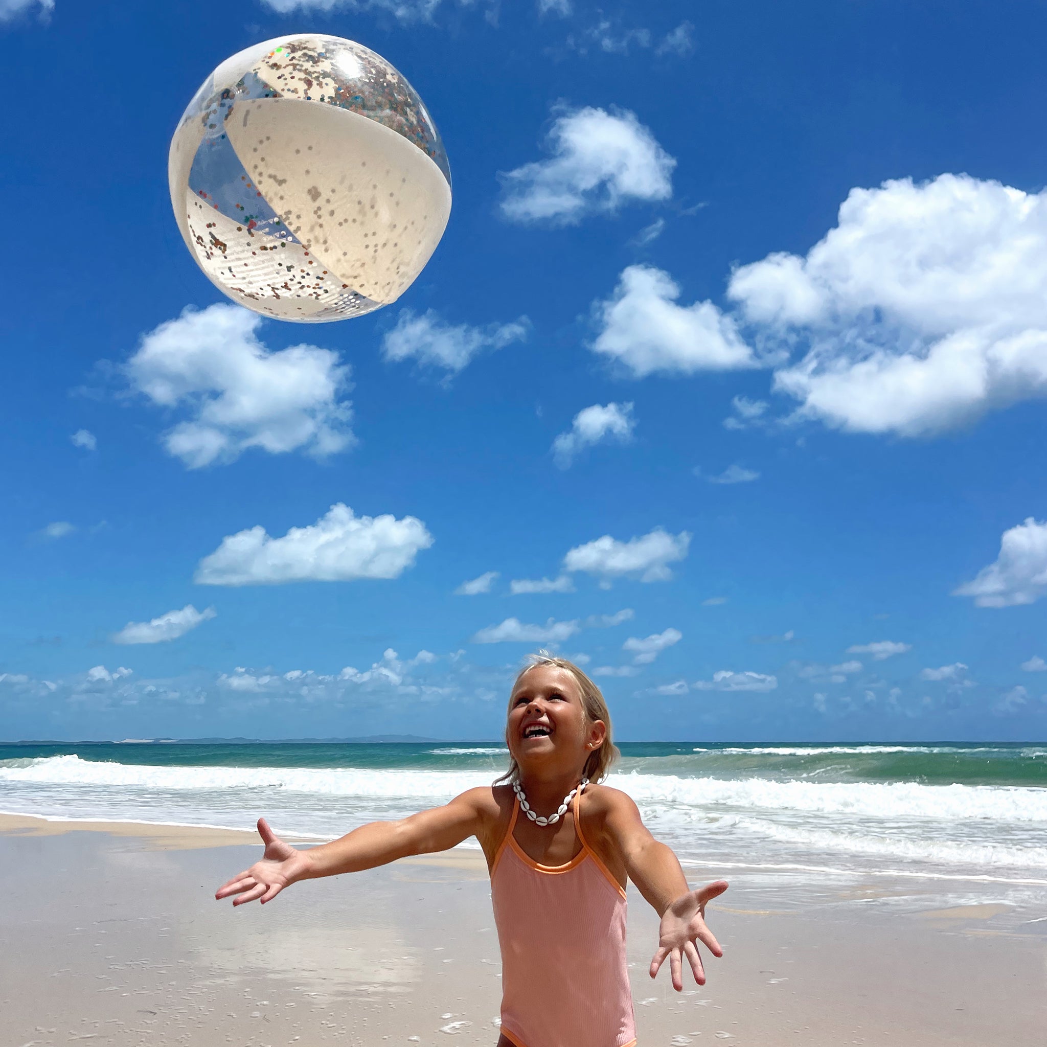 Sunnylife - कॉटन कैंडी फुलाने वाला चमकीला बीच बॉल