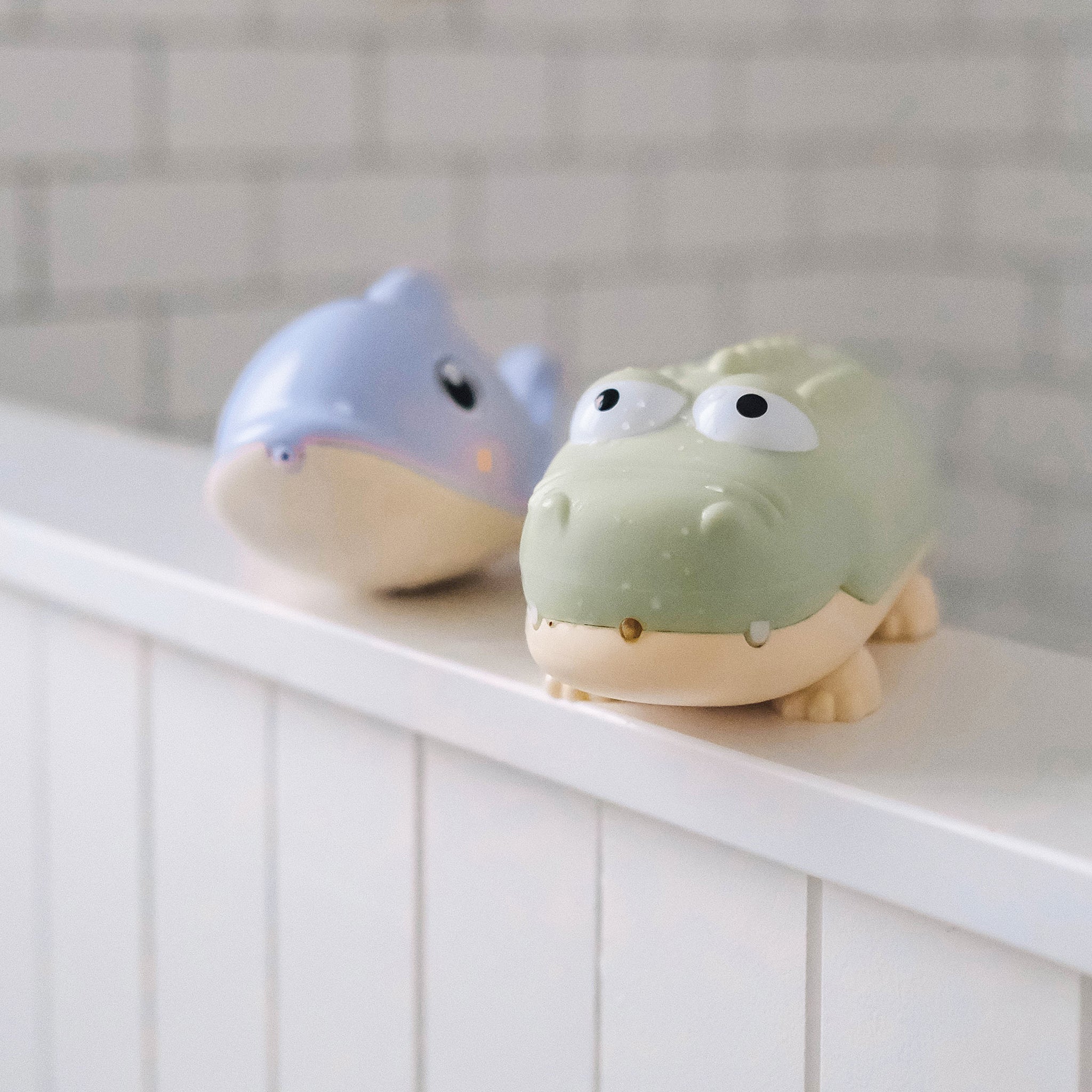 Sunnylife - मगरमच्छ बच्चों का पानी फुहारने वाला खिलौना