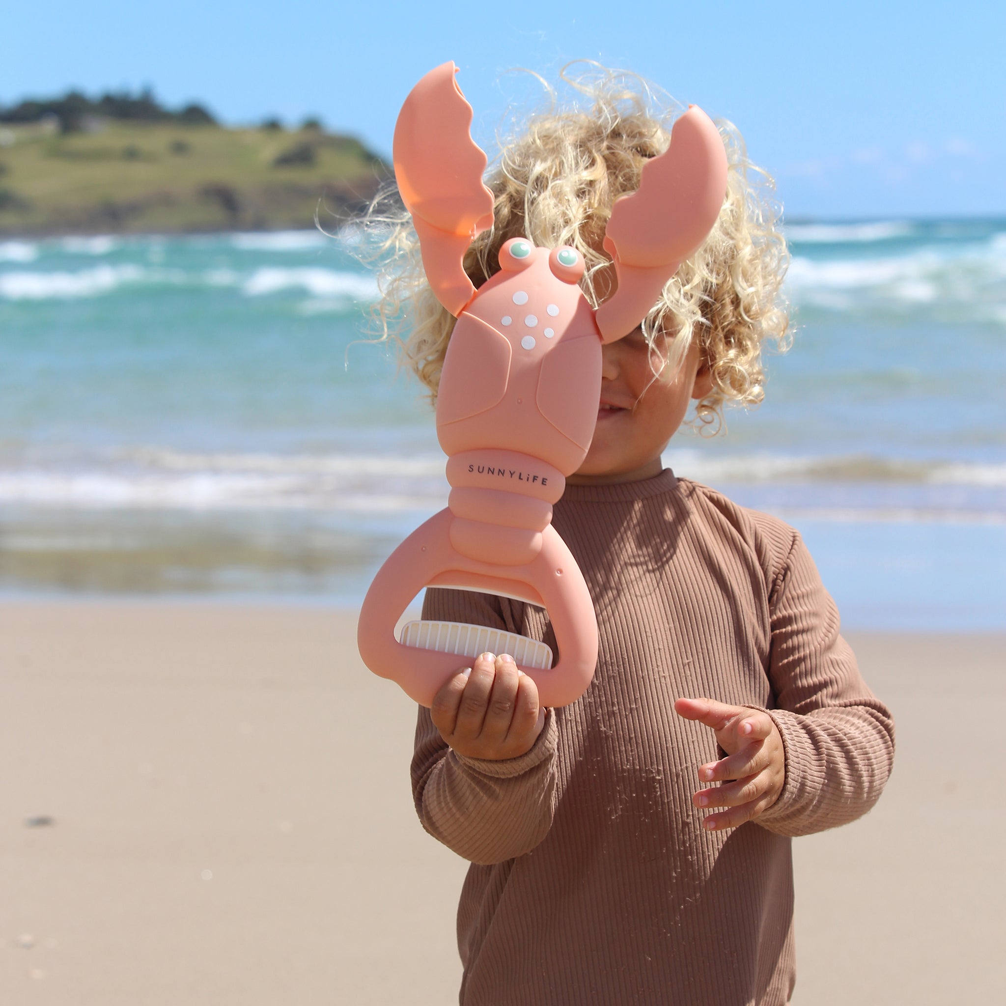 Sunnylife - लॉबस्टर कोरल रेत संग्रहण खिलौना