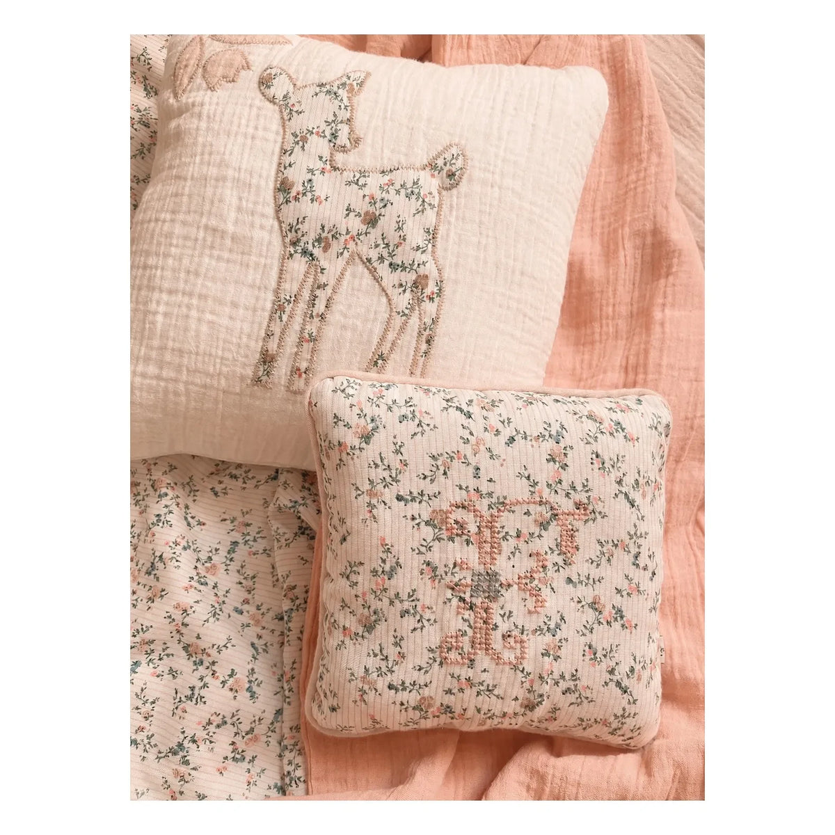 Editions Aimable - Fawn Clovis तकिया | Bouquet Gauze