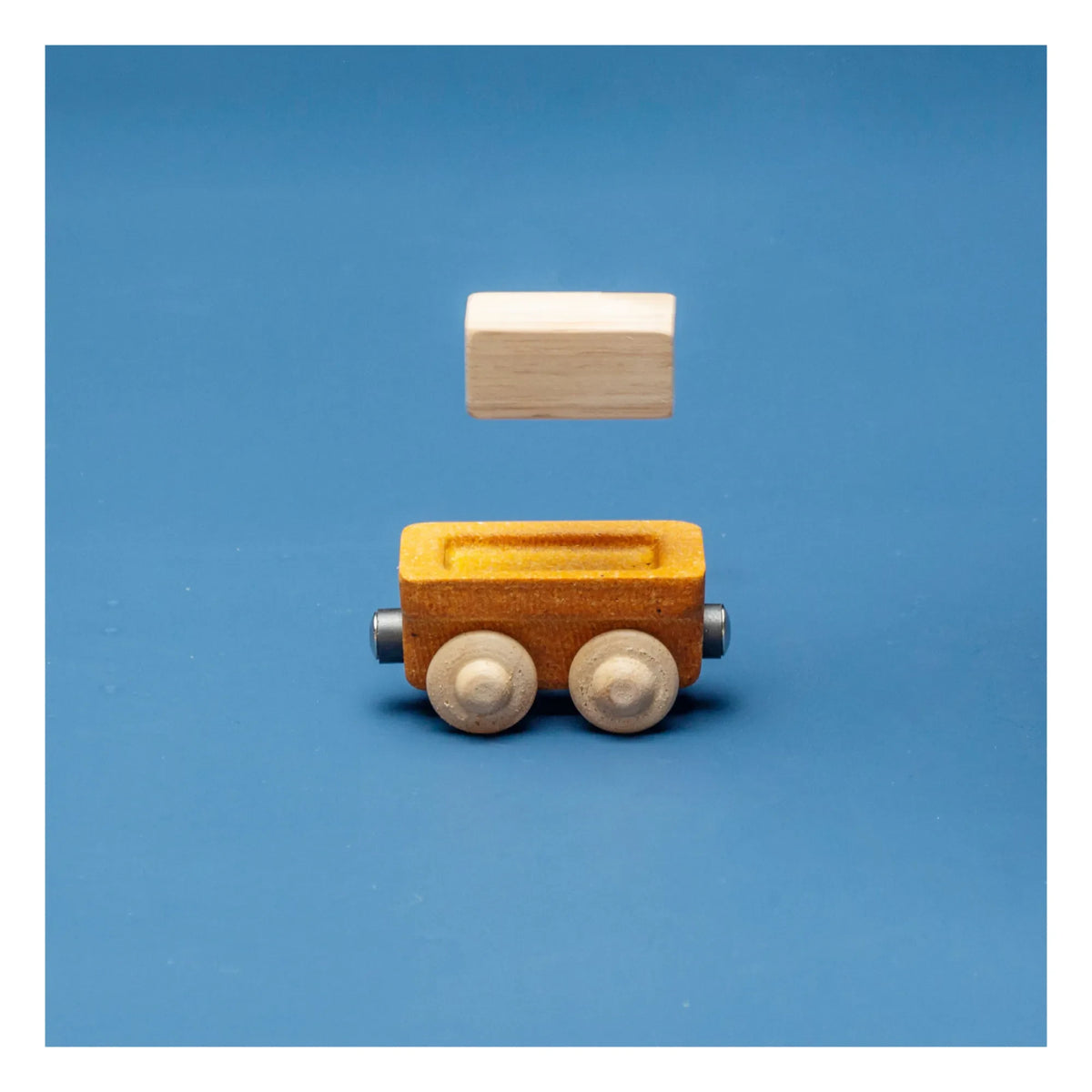 Plan Toys - लकड़ी की मालगाड़ी