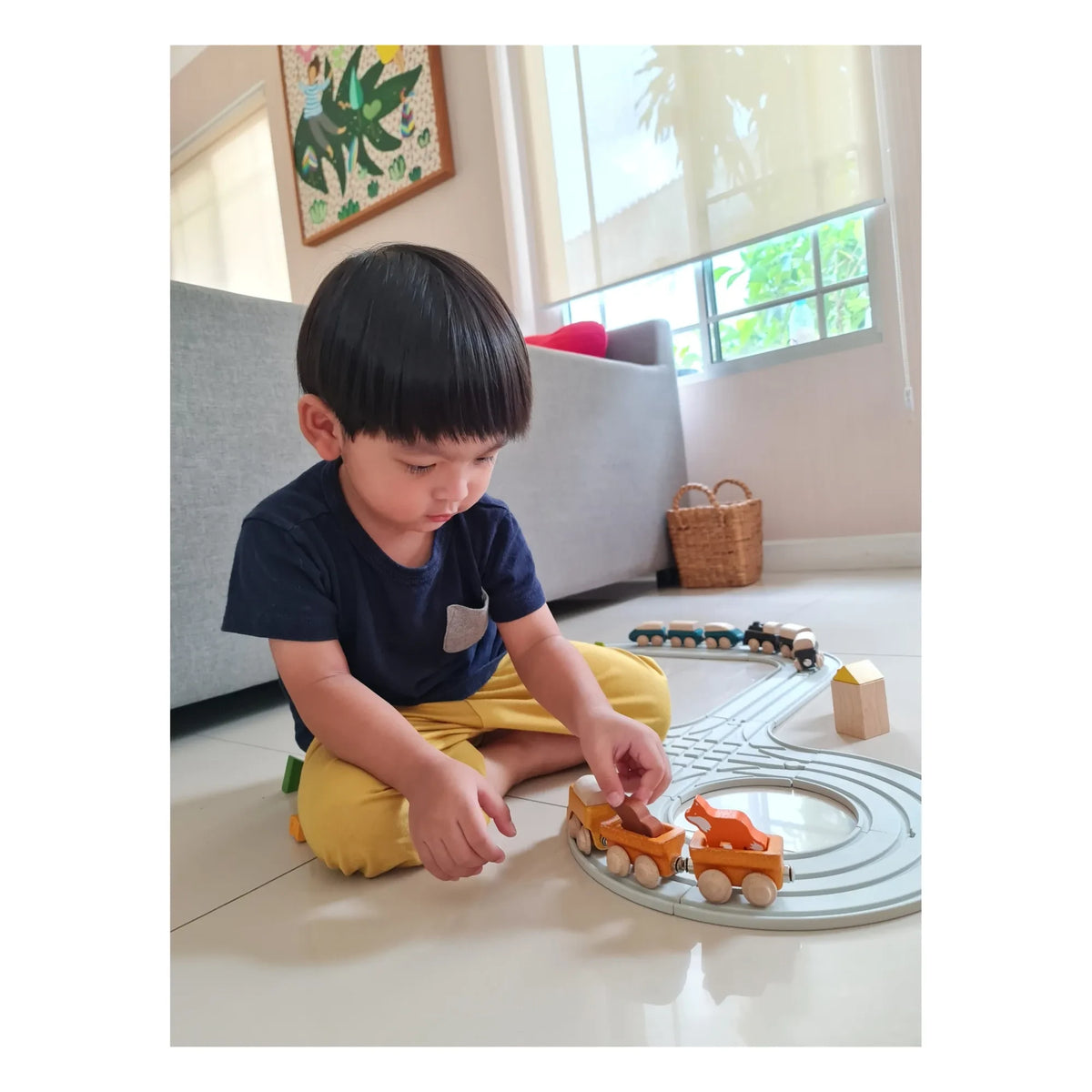 Plan Toys - लकड़ी की मालगाड़ी