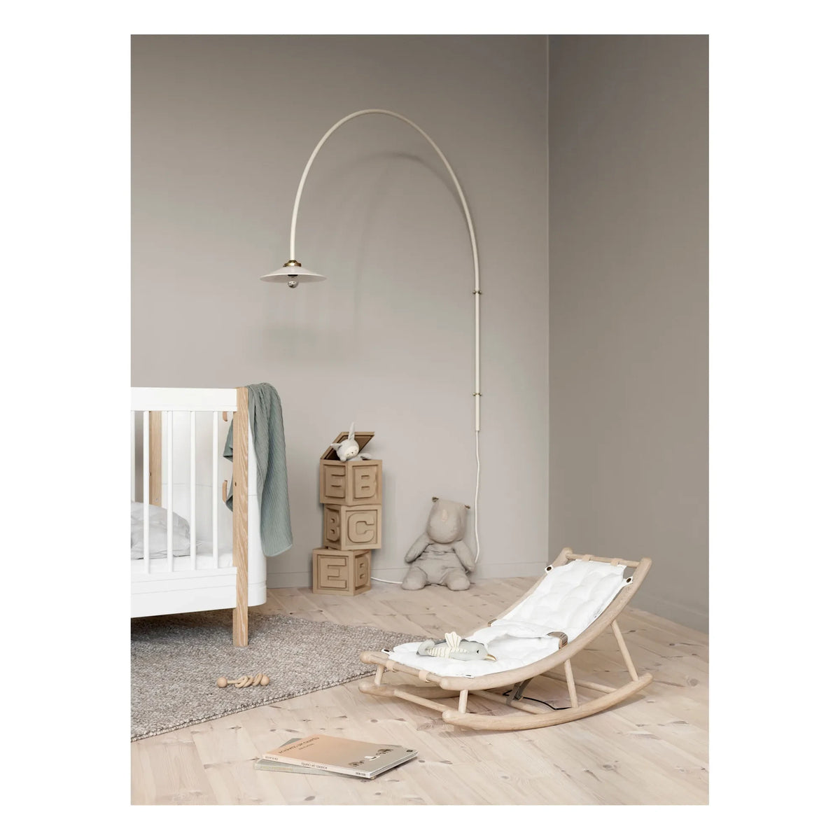 Oliver Furniture - ओक बेबी और टॉडलर रॉकिंग चेयर | सफेद
