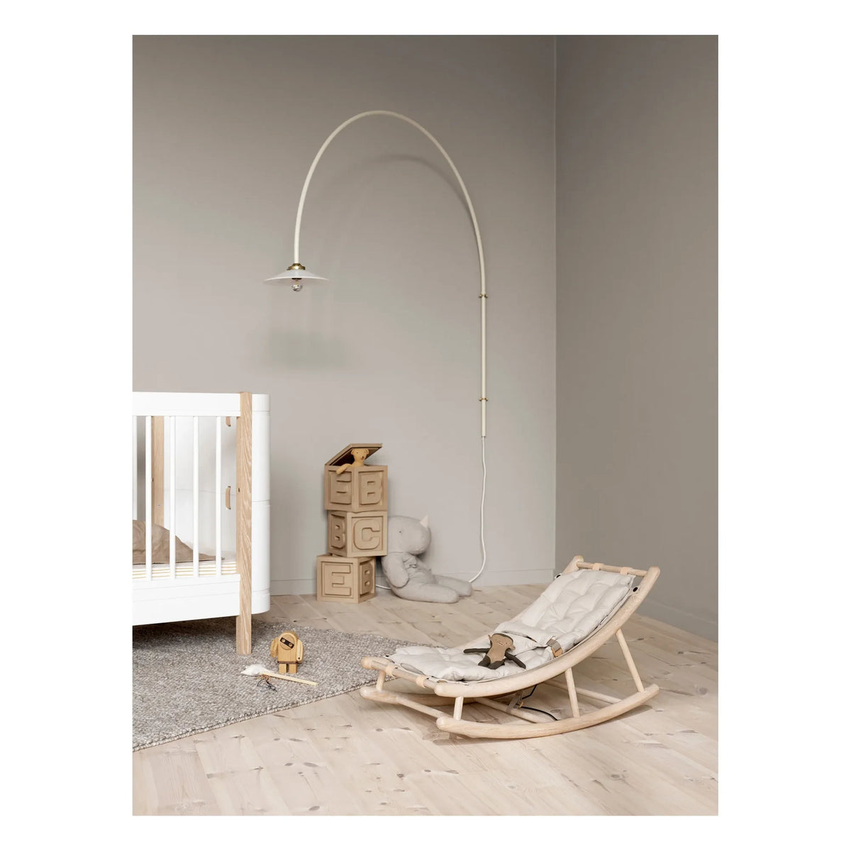 Oliver Furniture - ओक बेबी और टॉडलर रॉकिंग चेयर