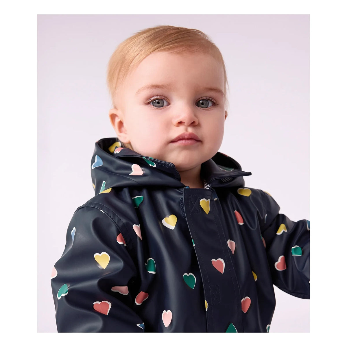 Petit Bateau - बच्चों का प्रतिष्ठित हार्ट-पैटर्न वाला रेनकोट | गहरा नीला