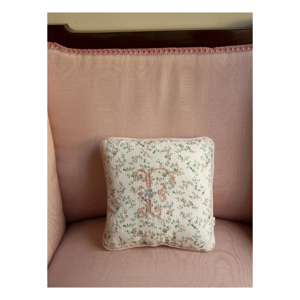 Editions Aimable - Fawn Clovis तकिया | Bouquet Gauze