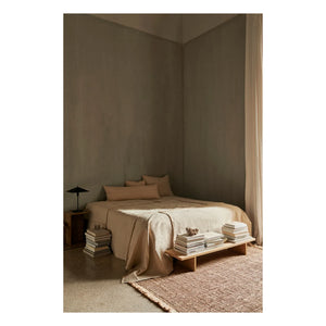 Ferm Living - ऑफ-व्हाइट ऑफसेट बेडस्प्रेड