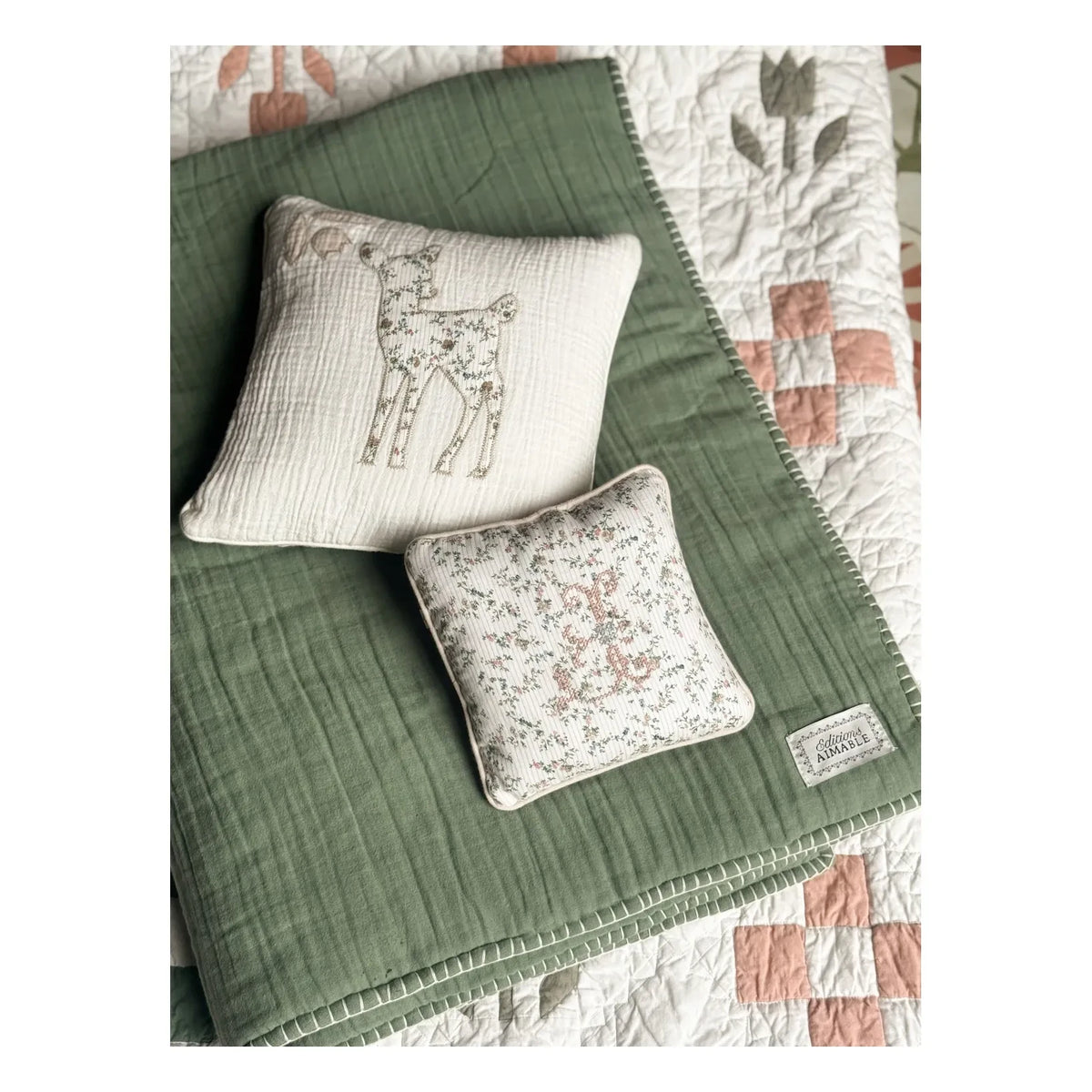 Editions Aimable - Fawn Clovis तकिया | Bouquet Gauze
