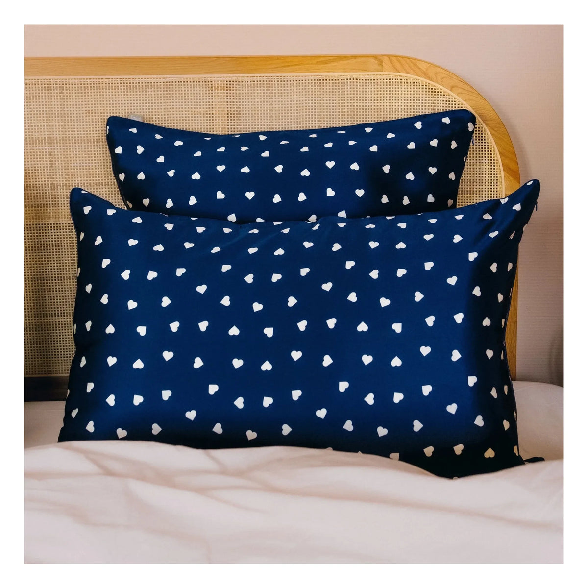 Emily's Pillow - दिल के पैटर्न वाला मलबरी सिल्क पिलो कवर | आधी रात का नीला (Midnight blue)