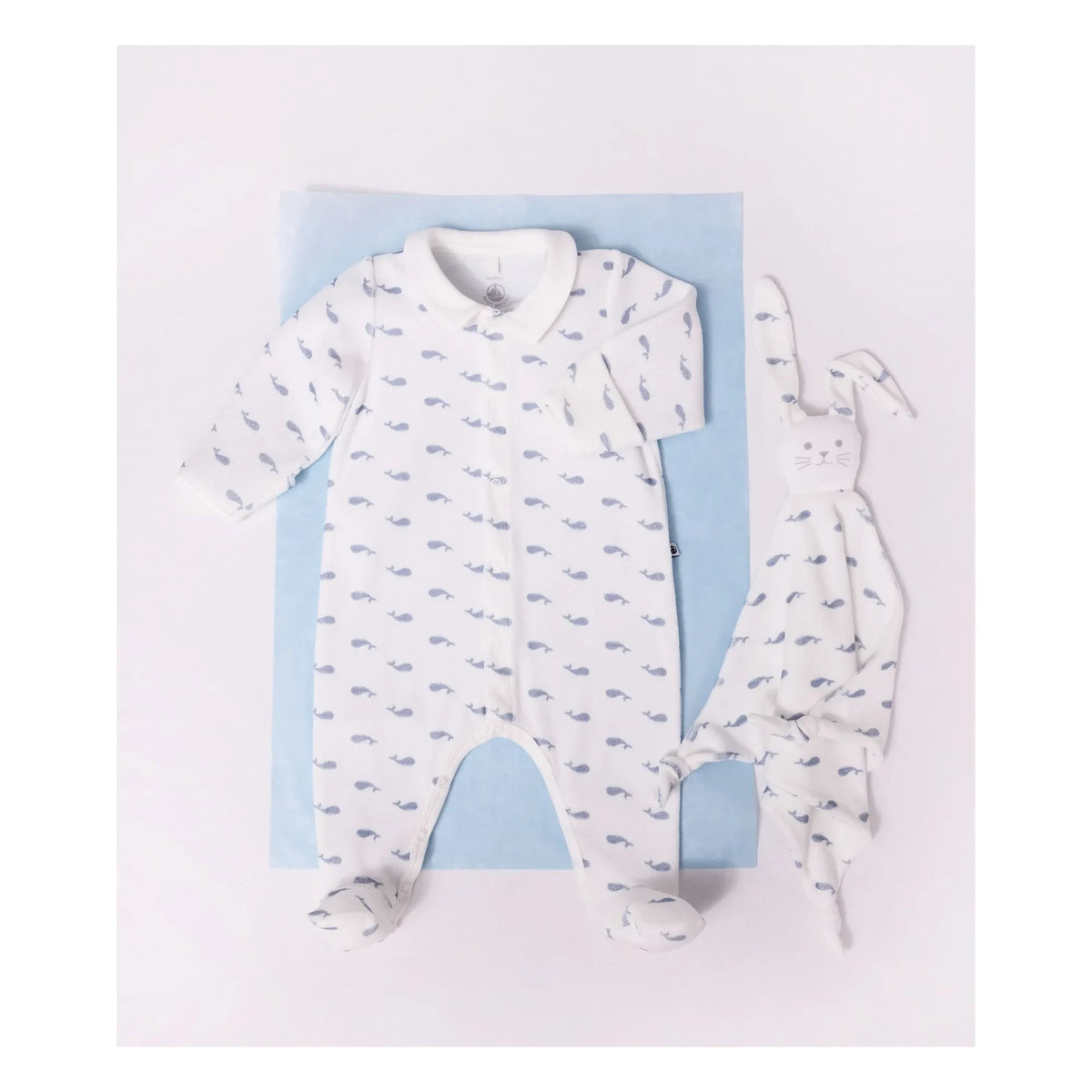Petit Bateau - व्हेल प्रिंट वाले वेल्वेटी ऑर्गेनिक कॉटन स्लीपर (Dors Bien) | सफ़ेद