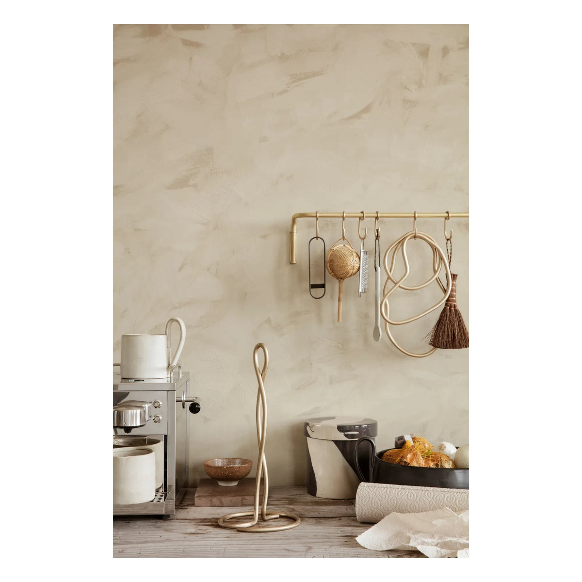 Ferm Living - Curvature किचन पेपर होल्डर | गोल्ड