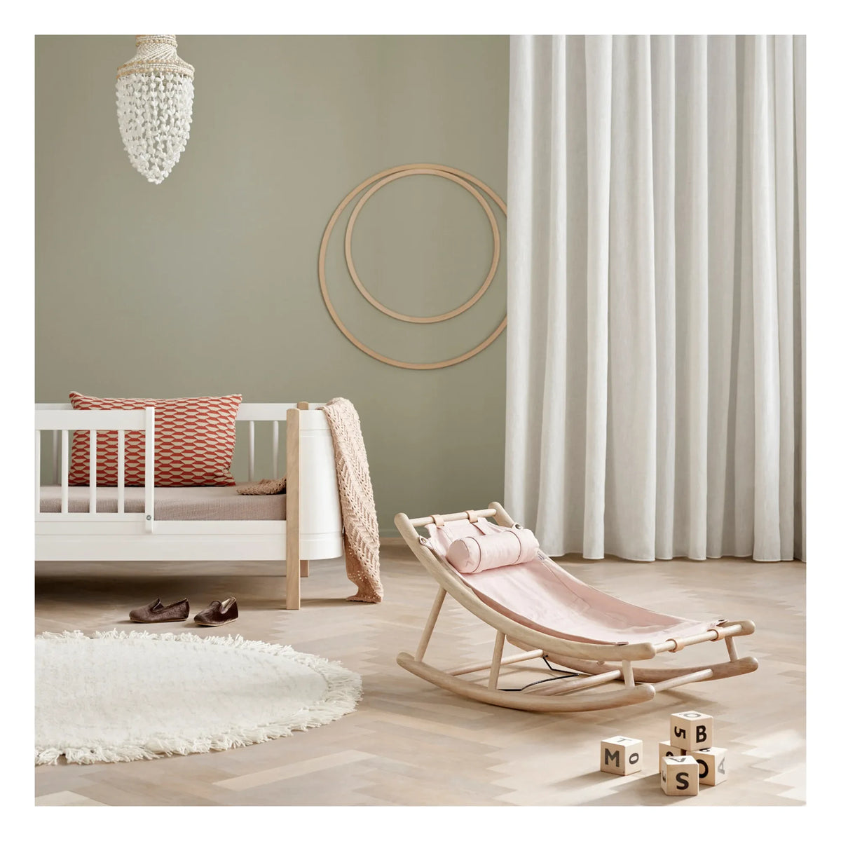 Oliver Furniture - झूले के लिए बच्चों का बैठने का कुशन | गुलाबी
