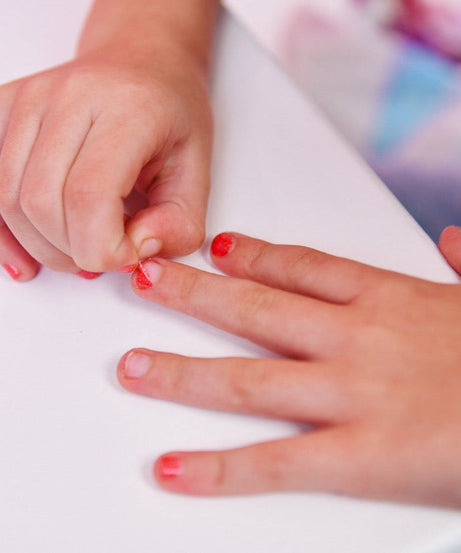 मिस नेला - चमकीला लाल छिलने योग्य नेल पॉलिश