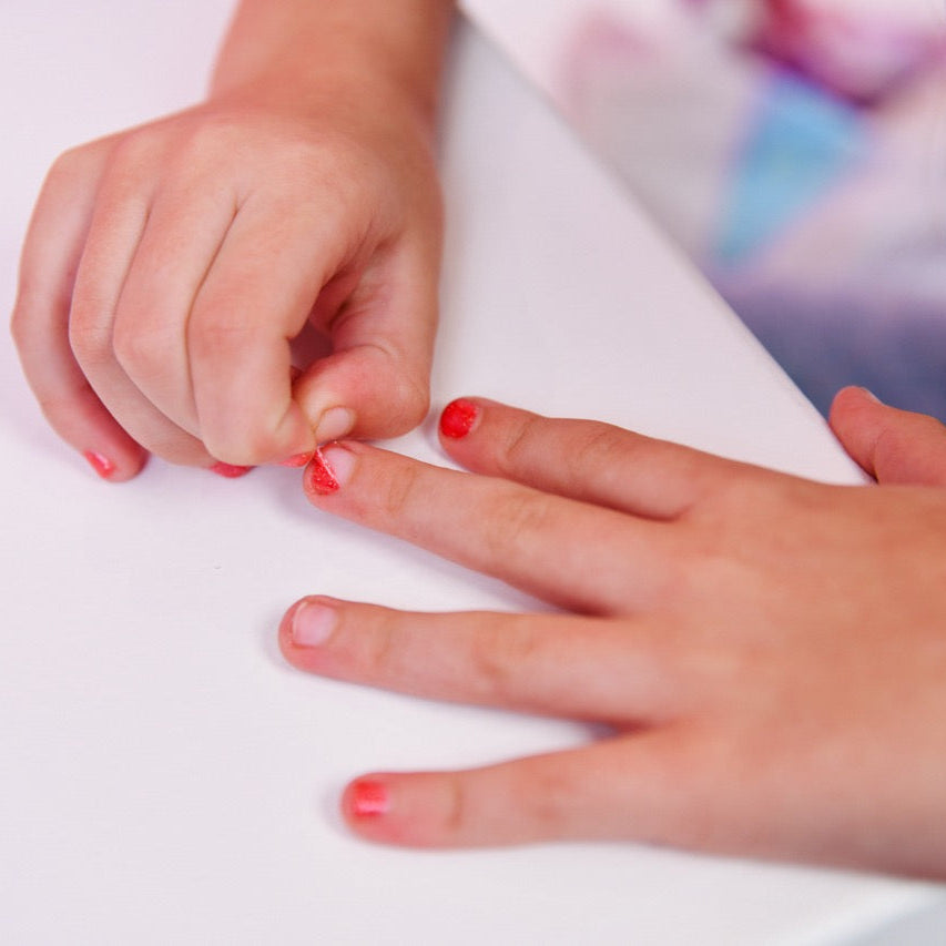 मिस नेला - चमकीला लाल छिलने योग्य नेल पॉलिश