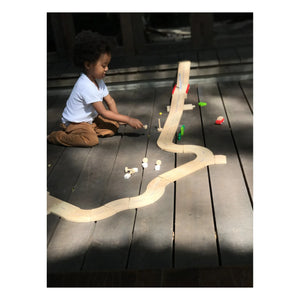 Plan Toys - लकड़ी का कार ट्रैक और सहायक उपकरण