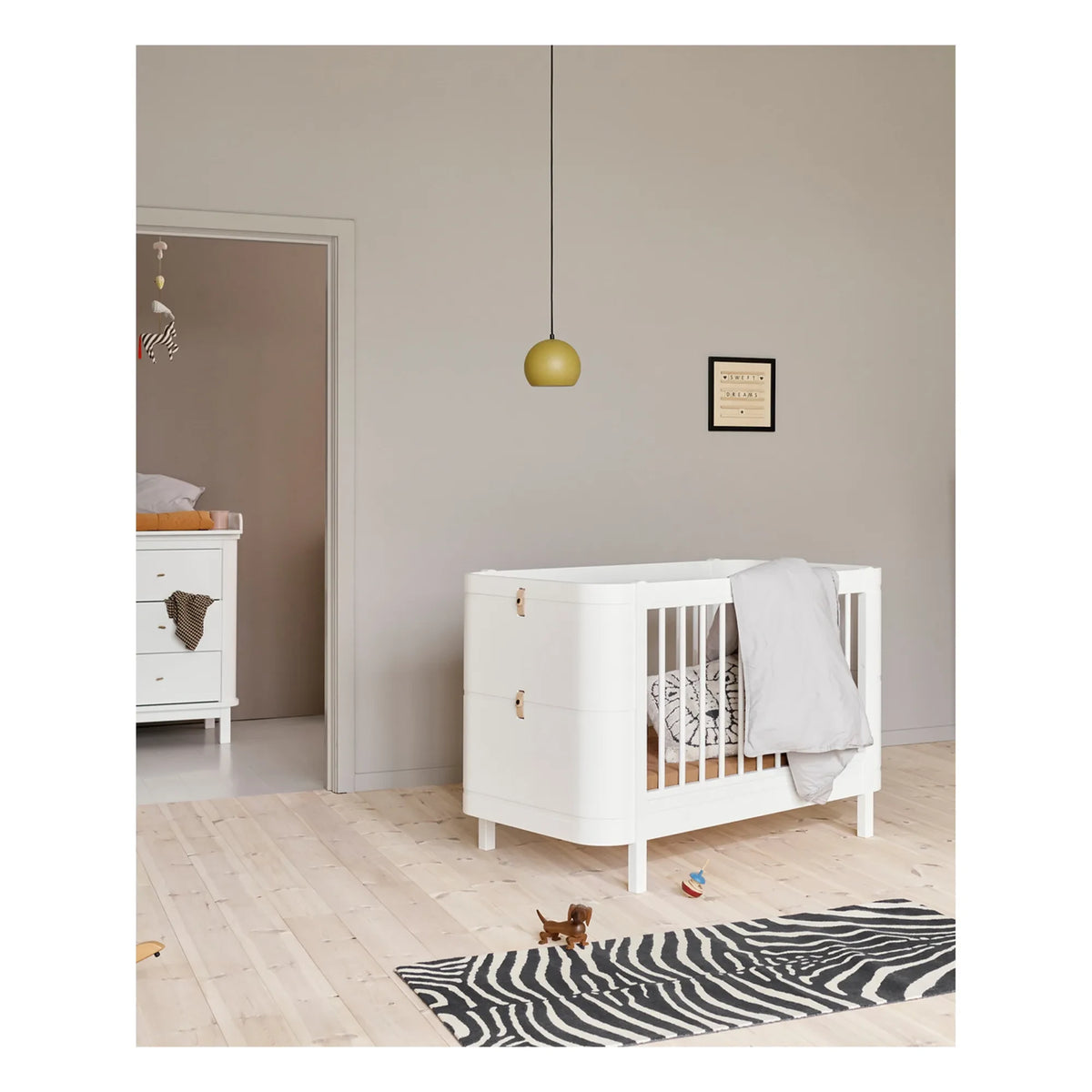 Oliver Furniture - Wood Mini+ बेबी बेड, जूनियर किट के बिना | सफ़ेद