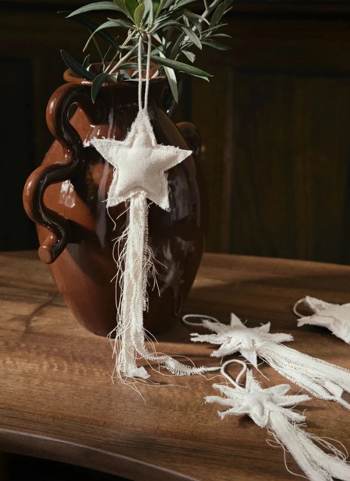 Ferm Living - Vela Star pamuklu ağaç süsleri - 4'lü Set | Beyaz