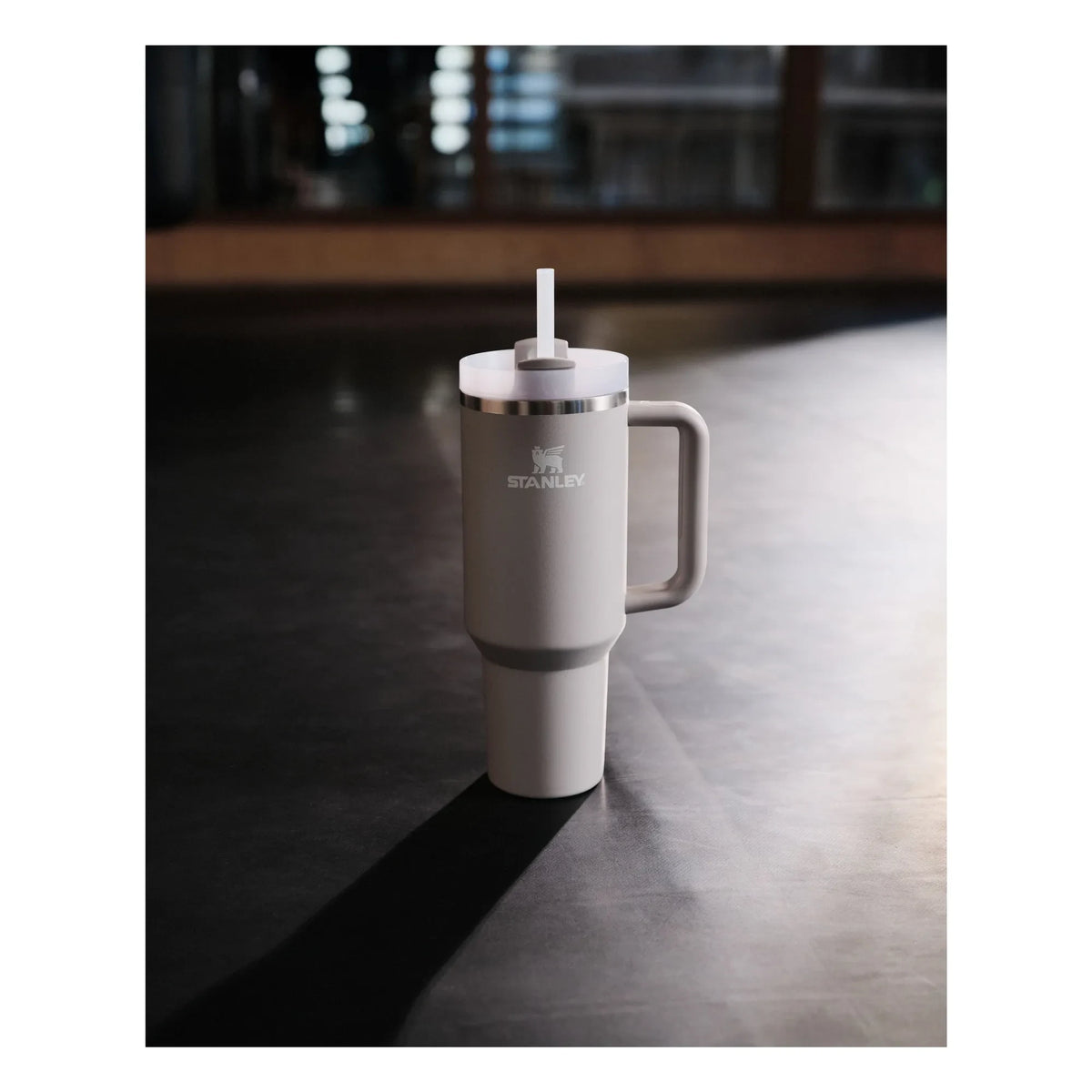 Stanley 1913 - The Quencher H2.O FlowState इंसुलेटेड टंबलर | ग्रे