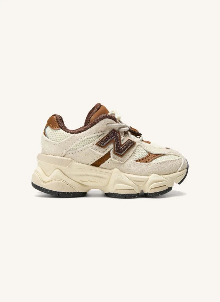 New Balance - इलास्टिक लेस वाले स्पोर्ट्स शूज 9060 | भूरा
