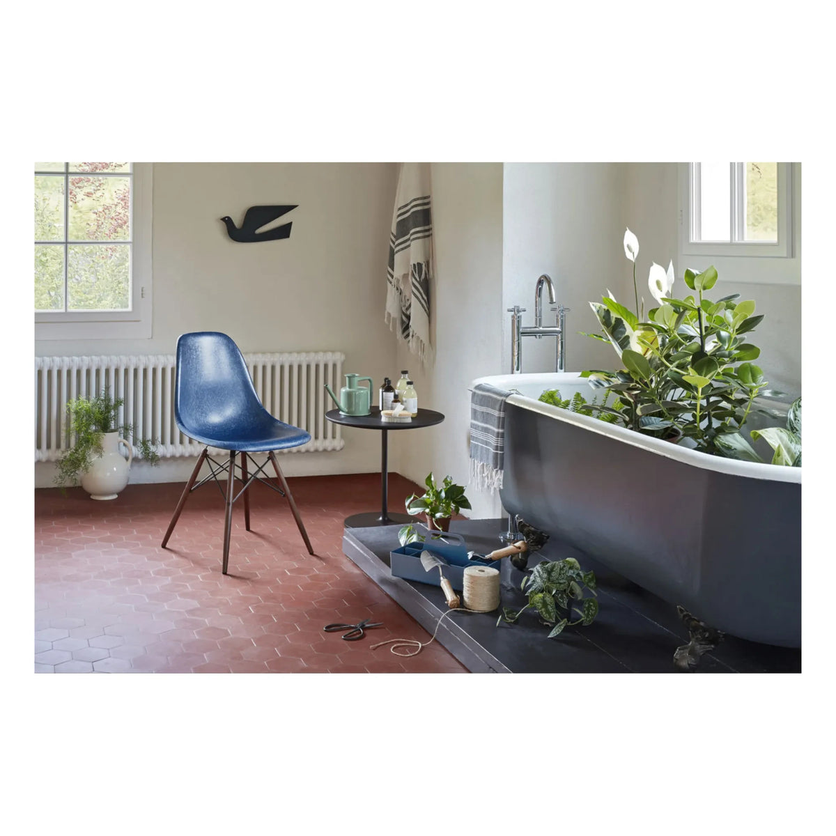 Vitra - पुनर्नवीनीकरण प्लास्टिक टूलबॉक्स ऑर्गनाइज़र - एरिक लेवी | गहरा नीला (नेवी ब्लू)
