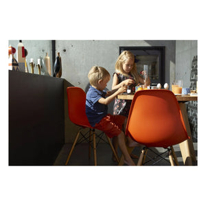 Vitra - DSW प्लास्टिक कुर्सी - मेपल बेस - चार्ल्स और रे ईम्स | ऑरेंज रुइल (Orange Rouille)