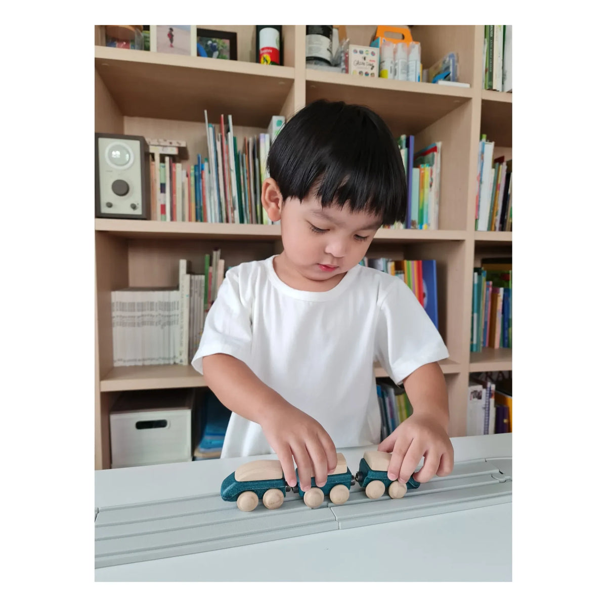 Plan Toys - लकड़ी की हाई-स्पीड ट्रेन