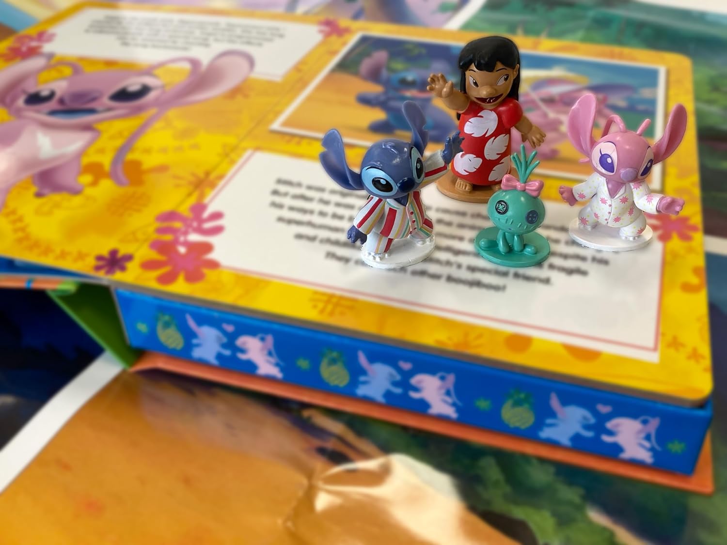 Phidal - स्टिच फिगर खिलौना वाला अंग्रेज़ी गतिविधि और कहानी पुस्तक