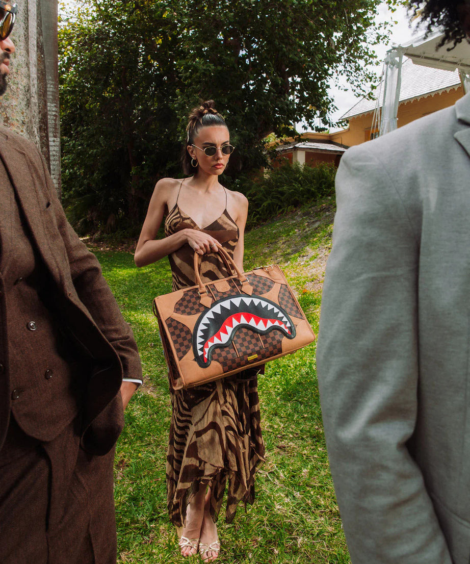 Sprayground - हेनिविल पिरामिड डफल बैग