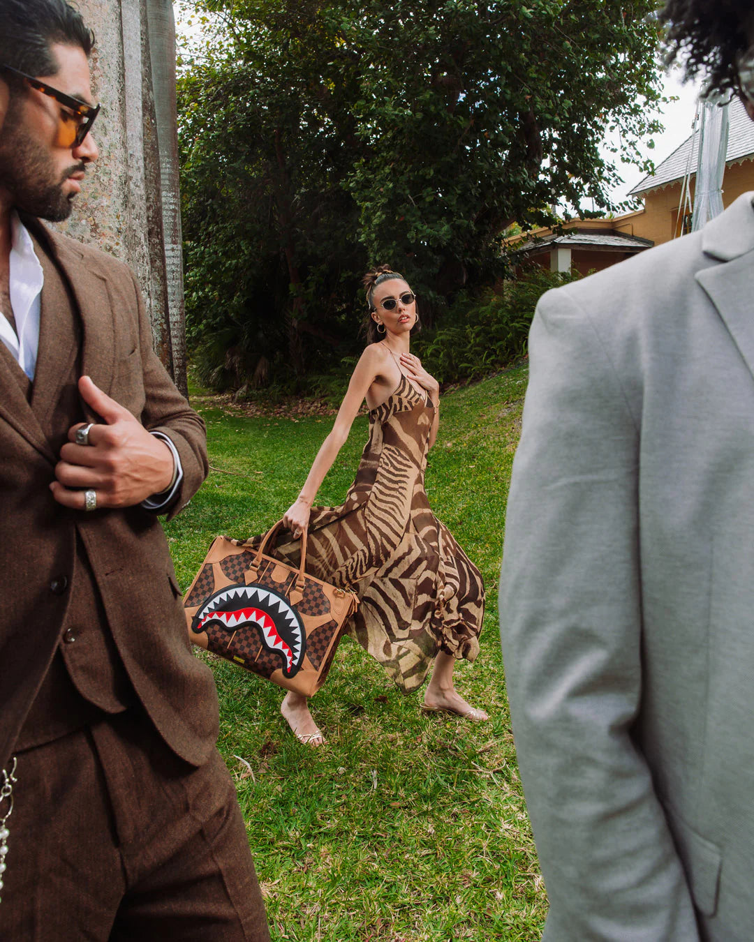 Sprayground - हेनिविल पिरामिड डफल बैग