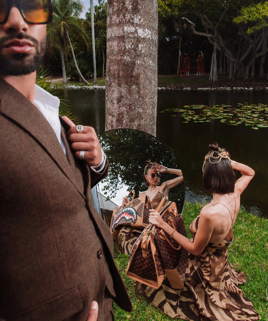 Sprayground - हेनिविल पिरामिड डफल बैग