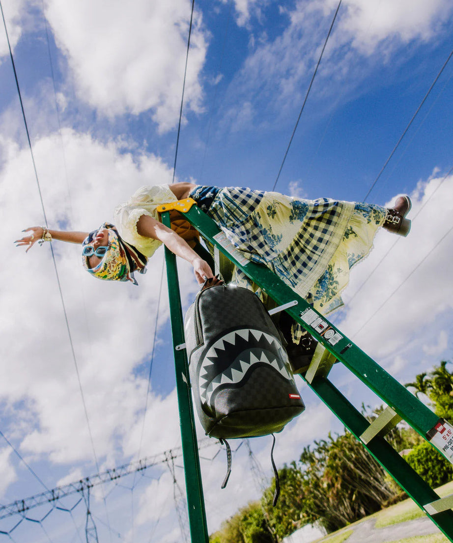 Sprayground - लाइट्स आउट पेरिस में शार्क बैकपैक